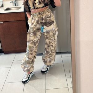 Nike Sportswear Mid-Rise Oversized Camo Cargo Pants